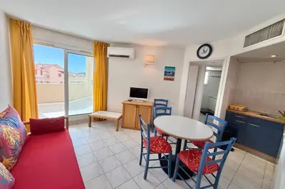 Télévision ou salle de divertissement dans l'établissement 1 bedroom apartment Golfe-Juan Sea view