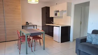 Cuisine ou kitchenette dans l'établissement Grand studio front de mer climatisé-piscine-parking- Juan les pins