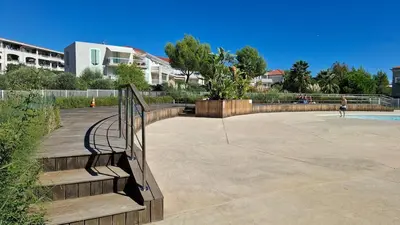 Piscine de l'établissement Grand studio front de mer climatisé-piscine-parking- Juan les pins ou située à proximité