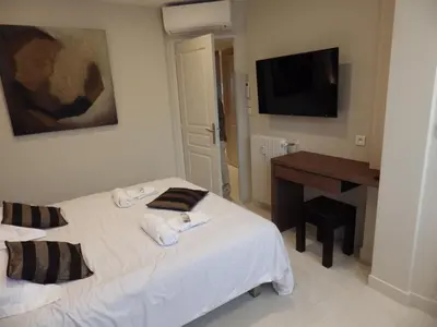 Télévision ou salle de divertissement dans l'établissement Appartement Rottaro luxueux 2 ch 2 sdb face à la mer