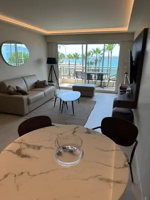 Coin salon dans l'établissement Appartement Rottaro luxueux 2 ch 2 sdb face à la mer