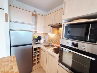 Cuisine ou kitchenette dans l'établissement Splendid sea view 4 people pool wifi air conditioning parking