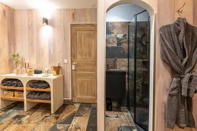 Salle de bains dans l'établissement La Touraque by Evasion Riviera, Vieil Antibes, Remparts