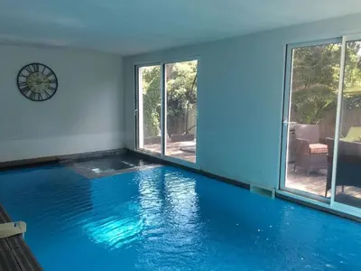 Piscine de l'établissement Piscine Intérieure chauffée Appartement Haut de villa ou située à proximité