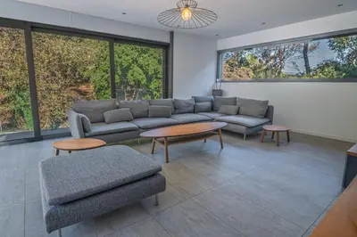 Coin salon dans l'établissement Superbe villa 3 chambres – Piscine & 2 pièces