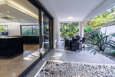 Coin salon dans l'établissement Superbe villa 3 chambres – Piscine & 2 pièces