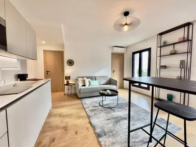 Cuisine ou kitchenette dans l'établissement Moderne - Lumineux - Vue Port Antibes