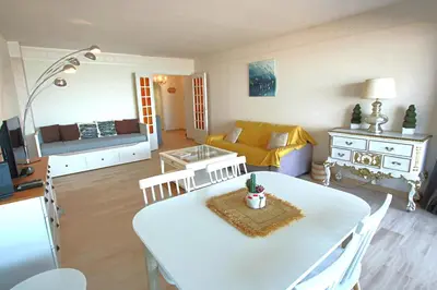Coin salon dans l'établissement Apartment Seaside