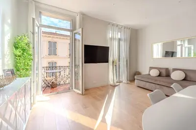 Télévision ou salle de divertissement dans l'établissement Ideal Groupes & Familles 3 chambres - 10 pers - Hyper-centre Cannes