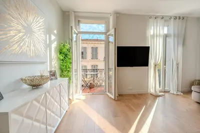 Télévision ou salle de divertissement dans l'établissement Ideal Groupes & Familles 3 chambres - 10 pers - Hyper-centre Cannes