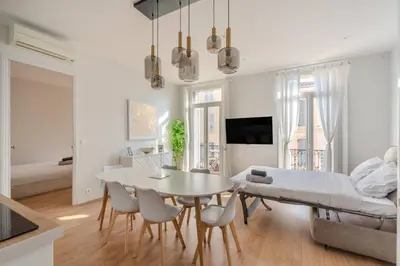 Télévision ou salle de divertissement dans l'établissement Ideal Groupes & Familles 3 chambres - 10 pers - Hyper-centre Cannes