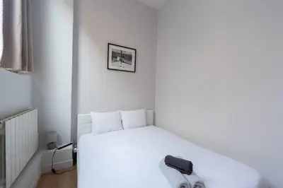 Un ou plusieurs lits dans un hébergement de l'établissement Ideal Groupes & Familles 3 chambres - 10 pers - Hyper-centre Cannes