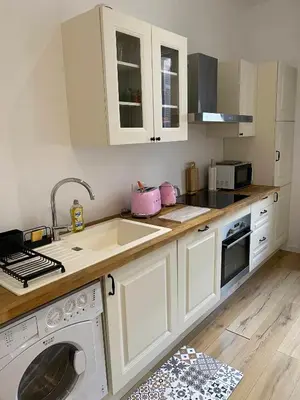 Cuisine ou kitchenette dans l'établissement Peaceful City Centre Apartment