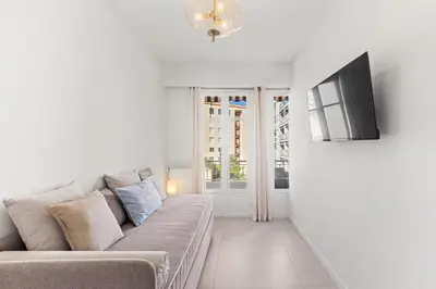 Télévision ou salle de divertissement dans l'établissement 3 pièces Juan les Pins Cosy et Luxueux