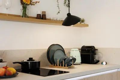 Cuisine ou kitchenette dans l'établissement Suite Cigale Jaune avec terrasse et piscine à Antibes