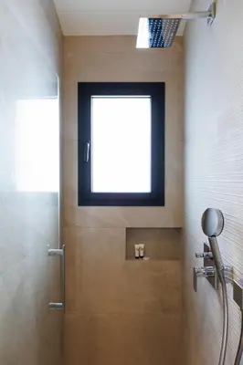 Salle de bains dans l'établissement Suite Cigale Jaune avec terrasse et piscine à Antibes
