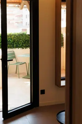 Coin salon dans l'établissement Suite Cigale Jaune avec terrasse et piscine à Antibes