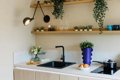 Cuisine ou kitchenette dans l'établissement Suite Cigale Bleue avec terrasse et piscine à Antibes