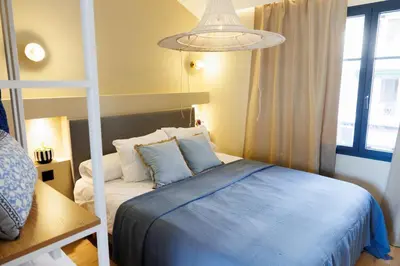 Un ou plusieurs lits dans un hébergement de l'établissement Suite Cigale Bleue avec terrasse et piscine à Antibes