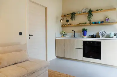 Cuisine ou kitchenette dans l'établissement Suite Cigale Bleue avec terrasse et piscine à Antibes