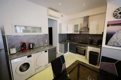 Cuisine ou kitchenette dans l'établissement Le repaire d'Antibes atypique proche parc et mer