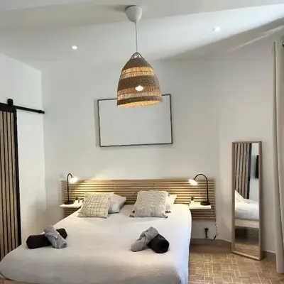 Le Robin Central Studio with AC & charm