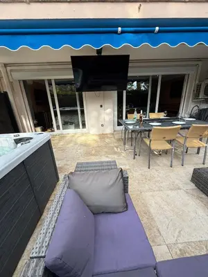 Coin salon dans l'établissement Antibes - 3 pièces cosy avec jacuzzi & grande terrasse