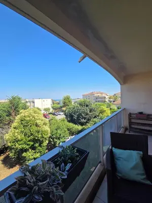 Balcon ou terrasse dans l'établissement Charming 2 bedroom with sea view, pool and parking