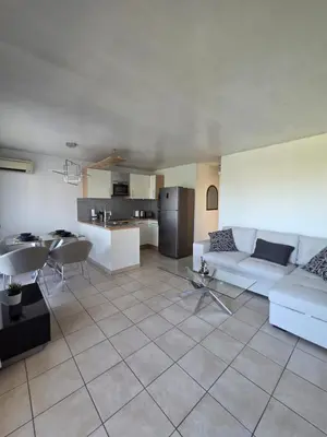 Cuisine ou kitchenette dans l'établissement Charming 2 bedroom with sea view, pool and parking