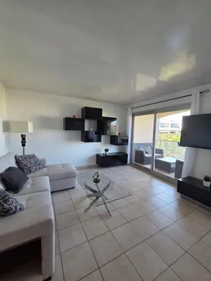 Télévision ou salle de divertissement dans l'établissement Charming 2 bedroom with sea view, pool and parking