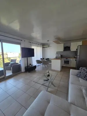 Cuisine ou kitchenette dans l'établissement Charming 2 bedroom with sea view, pool and parking
