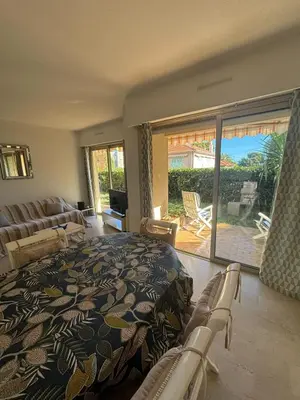 Coin salon dans l'établissement Charming apartment with garden in Antibes