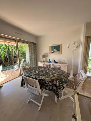 Coin salon dans l'établissement Charming apartment with garden in Antibes