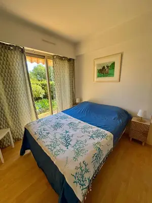 Un ou plusieurs lits dans un hébergement de l'établissement Charming apartment with garden in Antibes