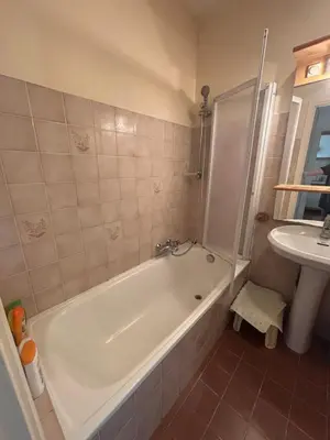 Salle de bains dans l'établissement Charming apartment with garden in Antibes