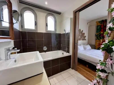 Salle de bains dans l'établissement Faré de la Vahiné