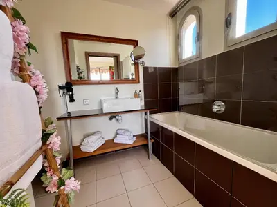 Salle de bains dans l'établissement Faré de la Vahiné