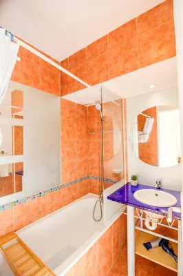 Salle de bains dans l'établissement MISTRAL - Appartement 3 chambres, Piscine, Rooftop, Climatisation et Parking