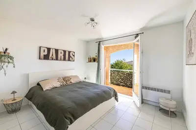 Un ou plusieurs lits dans un hébergement de l'établissement Stunning House A C 5BR 10P - Biot