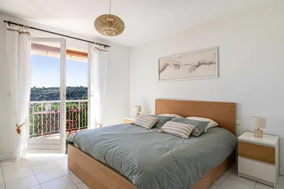 Un ou plusieurs lits dans un hébergement de l'établissement Stunning House A C 5BR 10P - Biot