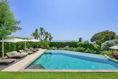 Piscine de l'établissement Large house with pool and sea view in Vallauris ou située à proximité