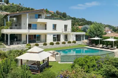 Piscine de l'établissement Large house with pool and sea view in Vallauris ou située à proximité