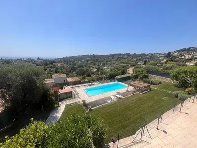 Piscine de l'établissement Le paradis d Antibes ou située à proximité