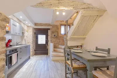 Cuisine ou kitchenette dans l'établissement Charmante maison de ville au cœur du Vieil Antibes