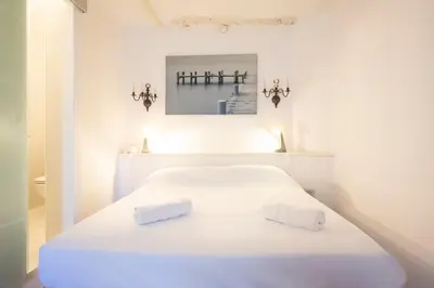 Un ou plusieurs lits dans un hébergement de l'établissement Charmante maison de ville au cœur du Vieil Antibes