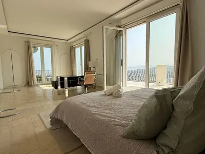 Un ou plusieurs lits dans un hébergement de l'établissement Grande villa, 6 chambres, vue mer, montagne & ville de Cannes