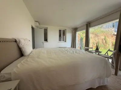 Un ou plusieurs lits dans un hébergement de l'établissement Grande villa, 6 chambres, vue mer, montagne & ville de Cannes