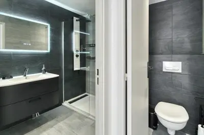 Salle de bains dans l'établissement A C 2BDR 6P flat just two minutes from the beach!