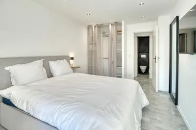 Un ou plusieurs lits dans un hébergement de l'établissement A C 2BDR 6P flat just two minutes from the beach!