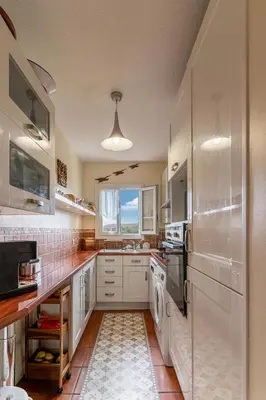 Cuisine ou kitchenette dans l'établissement L’Écrin des Collines Calme et panorama ensoleillé